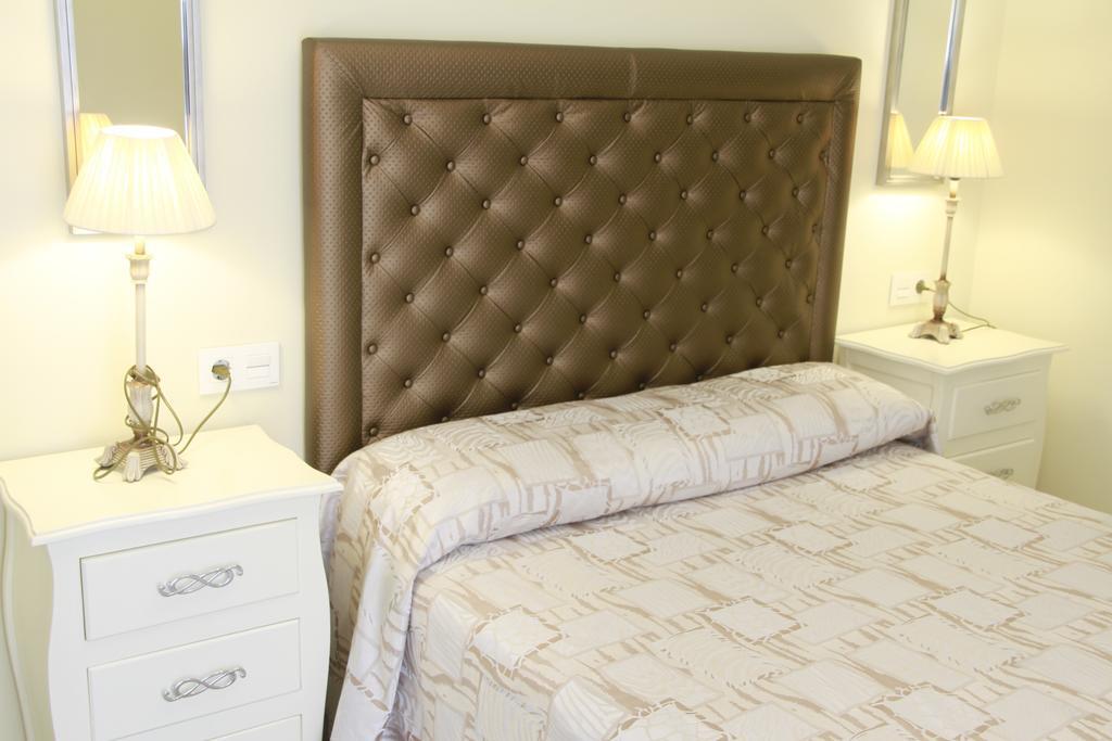 Hostal Flor De Lis- Lojo Conil De La Frontera